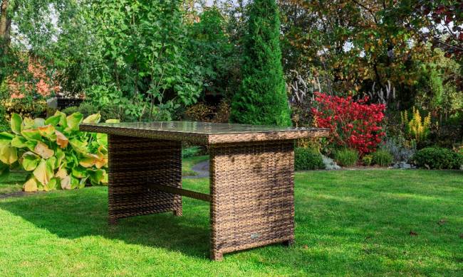 Обеденный стол FIONA в коричневом цвете Обеденный стол FIONA в коричневом цвете